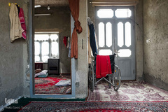 کریم دو‌جی متولد 1339 است. او بیست و سه سال پیش در شرکت خاویار شیلات گمیشان، استان گلستان کار می‌کرد. در یکی از روزهایی که به صید ماهی رفته بود پاهایش به طناب بزرگ لنج گیر می‌کند و یک شبانه روز به صورت معلق می‌ماند.