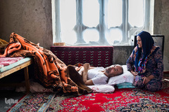 آق بی‌بی همسر کریم دوجی بیست و سه سال است که از او پرستاری می‌کند.