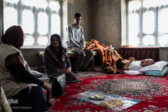 مددکار بهزیستی برای بازدید به خانه آنها آمده، آق بی‌بی برایش سفره‌ای پهن کرده است که در فرهنگ ترکمن‌ها به آن «چورک آل» یعنی «نمک خانه را چشیدن» می‌گویند. یکی از ویژگی‌های فرهنگی ما حفظ حرمت نان و نمک است.در نزد این مردم نیز نمک بسیار مقدس است.