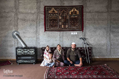 سحر دوه‌جی همسر عبدالقادر مادر سه فرزند است. زینب ده ساله، یونس 6 ساله و صادق 4ساله است. برای عبدالقادر زندگی با تمام مشکلات اقتصادی همچنان زیباست. (بونس در عکس حضور ندارد)