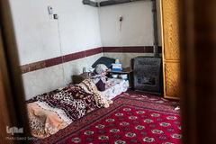 گل بابک خلیقی متولد 1365 و ساکن روستای «حبیب ایشان» شهر آق قلا است. هشت سال است بیماری ام اس دارد. او می‌گوید: شوهرم وقتی بدون اطلاع زن دوم را به خانه آورد، از شدت ناراحتی دچار ضایع نخاع گردن شدم.
او در خانه پدری به همراه مادر و خواهر بزرگ‌تر و خواهرزاده‌اش زندگی می‌کند. گل بابک تنها یک آرزو دارد، بودن در کنار دختر 11ساله خود که اکنون در خانه شوهرش در آق‌قلا زندگی می‌کند و پدر اجازه ملاقات با مادر را به او نمی‌دهد.