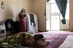 حبیب کر متولد 1346، راننده کمباین و ساکن سیمین شهر، شهرستان گمیشان است. به علت اضافه وزن و بیماری که داشت دکترها مجبور شدند او را قطع نخاع‌ کنند. فاطمه 17 ساله یکی از چهار دختر او است که از پدر مواظبت می‌کند.