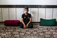 ابوالفضل چشک 15 ساله کلاس هشتم و ساکن شهر انبارالوم، شهرستان آق قلا است. ابوالفضل در زمان تولد دچار بیماری «میلومننگوسل» شد. نوعی ناهنجاری مادرزادی که باعث نقص در لوله عصبی جنین شده و باعث می‌شود که دستگاه عصبی جنین به درستی تکامل نیابد. این نقص ممکن است مغز یا نخاع را درگیر کند. 