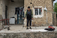 شرافت الله کلته ثانی 16 ساله، ساکن یکی از روستاهای انبارالوم است. او به همراه پدر، مادر و عمویش که معلول ذهنی است در یک خانه کوچک با کمترین امکانات، تحت پوشش بهزیستی زندگی می‌کنند.