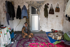 مادر مرضیه می گوید: «وقتی از شوهرم جدا شدم، مرضیه را به عنوان مهریه برداشتم.» حالا او از شوهر دومش دو پسر نیز دارد. همه بچه‌ها در همین اتاق می‌خوابند.