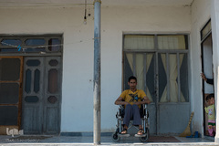 عبدالرشید تراج متولد 1366، ساکن سیمین شهر، شهرستان گمیشان است. یازده سال پیش در درگیری با دوست‌اش از پشت چاقو خورد که از آن زمان بر روی ویلچر می‌نشیند. این روزها ویلچرش خراب شده و با طناب سفت‌اش می‌کند. مسیر رمپ خانه او اصلا استاندارد نیست و رفت و آمد را برایش دشوار کرده است.