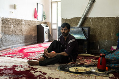 موسی احمد متولد 1360 و ساکن شهر انبارالوم است. او هنگامی که در زاهدان، زادبوم خود مشغول کار بود گلوله خورده است! همسرش در کشتارگاه کارگری می‌کند و تحت پوشش بهزیستی است.