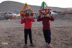 کودکان ایل خمسه در حال بردن کله قند برای مراسم عروسی