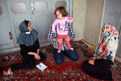 میمه و امین لایق کاردرمانگر مائده، به‌طور مستمر او را مورد حمایت قرار داده‌اند، این حمایت موجب شده مائده که هیچ حرکتی از خود نداشت اکنون شاد و سرزنده تمرینات خود را ادامه دهد.