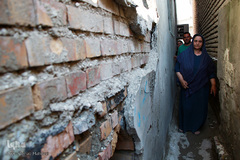 سلیمه مادر یونس خدایوردی ۳۲ ساله  و آی تکین خدایوردی ۳۰ است. خواهر و برادری که هر دو دچار معلولیت ذهنی هستند، سیل آسیب‌های جدی را به خانه آنها زده است و اتاق خانه‌شان را سست کرده است.