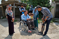 بهنام شیخ بر اثر تصادف قدرت راه رفتن را از دست داده است. امین لایق کاردرمانگر، آتل را بررسی می کند تا بهنام برای جلسات کاردرمانی از آن استفاده کند.