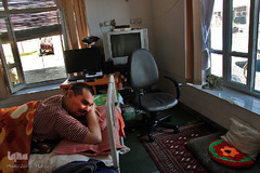 نازمحمد کلته متولد سال۶۶ است. او نیز نیمی از عمر خود را به دلیل تصادف و ضایعه نخاعی رو تخت گذرانده است، نازمحمد اکثر اوقات خود را با تلویزیون، کامپیوتر یا موبایل سرگرم می کند.