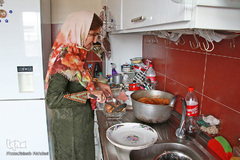 میمه با تمام دغدغه‌ها و سختی‌های روزمره،  یک زن  است و به قول خودش معلولیت محدودیت نیست و باید تلاش کرد و خوب زندگی کرد.