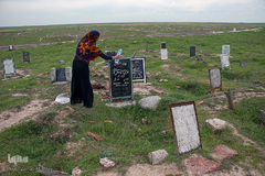 منگل‌بخت یا حمیرا چه فرقی می‌کند، مهم میمه است نامی که آقا اسمعیل روی دخترش نهاد و این نام همه را یاد اصفهان می اندازد. پدر میمه که برای تجارت پشم به اصفهان می‌رود این نام را برای زندگی میمه سوغات می‌آورد. میمه تنهاست. در منطقه تورکمن صحرا همه او را به نیک نامی می‌شناسند و دوستش دارند. 