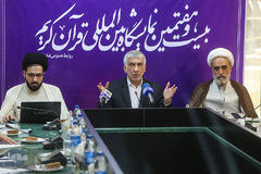 از راست حجت الاسلام محمدعلی خسروی، مدیر کل دفتر آموزش و توسعه مشارکت‌های معاونت قرآن و عترت وزارت فرهنگ و ارشاد اسلامی و عبدالهادی فقهی‌زاده، مقام قرآن و عترت وزارت فرهنگ و ارشاد اسلامی، حجت الاسلام سید حمید حسینی، قائم مقام نمایشگاه قرآن کریم در نشست خبری بیست و هفتمین نمایشگاه بین المللی قرآن کریم در نشست خبری بیست و هفتمین نمایشگاه بین المللی قرآن کریم