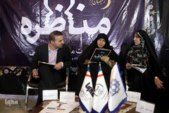 مسابقه مناظره دانشجویی میان دو تیم دانشگاه علامه طباطبایی و دانشگاه تهران در غرفه ایکنا در نمایشگاه قرآن کریم