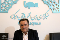 محمود گبرلو در غرفه ایکنا در یازدهمین روز از برگزاری بیست و هفتمین نمایشگاه بین المللی قرآن کریم