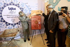 رونمایی از نسخه تصحیح شده ترجمه خود از قرآن کریم در غرفه ایکنا در یازدهمین روز از برگزاری بیست و هفتمین نمایشگاه بین المللی قرآن کریم