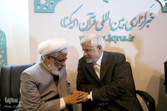 از راست محمدرضا عارف و حجت الاسلام و المسلمین محمدرضا نوراللهیان در غرفه ایکنا در یازدهمین روز از برگزاری بیست و هفتمین نمایشگاه بین المللی قرآن کریم