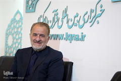 عباس سلیمی در غرفه ایکنا در آخرین روز بیست و هفتمین نمایشگاه بین‌المللی قرآن کریم