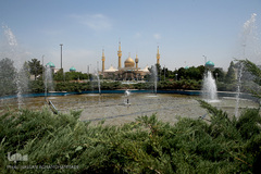 محوطه و فضا سازی سبز اطراف حرم مطهر امام خمینی(ره) محیطی زیبا را برای زائران و مسافرین فراهم کرده است.