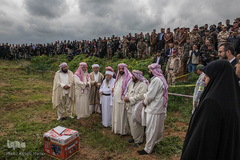 «شیخ کاتو» رهبر معنوی ایزدی‌ها، همراه با دیگر روحانیون ایزدی، نخستین بازگشایی گورهای دسته جمعی در کوجو در سنجار را با آزاد کردن کبوتران سفید از یک جعبه آغاز می‌کنند. بازماندگان و خانواده‌های قربانی نسل کشی، در این روز جمع شده‌اند. برای تشخیص هویت، حدود 70 گور دسته جمعی در سنجار باید کاوش شود.