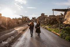 شانا و ندا در مرکز شهر قدیم سنجار برای اولین بار پس از اشغال شهر از سوی داعش و تخریب آن در جریان نبردها برای بازپس‌گیری آن، قدم می‌زنند. هر دوی آنها تصمیم گرفته اند برگردند و به زندگی و کار و حمایت از افرادی که پس از سال‌ها آوارگی تصمیم به بازگشت به این شهر دارند بپردازند.