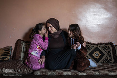 «عایشه» همراه با دو دخترش «جنان» و «جهان» در خانه خود در سنجار. هنگامی که مادر آنها در اسارت داعش بود، از دو دختر خردسال خود که داعشی‌ها، آنها را هم ربوده بودند هیچ خبری نداشت. در سال 2018 آنها طی دو عملیات نجات جداگانه از سوریه به عراق بازگشتند و به هم پیوستند.