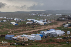 کمپ آوارگان در کوه سنجار. بسیاری از ایزدی‌ها طی دوره اشغال این شهر توسط داعش، در این کوه پناه گرفتند. بسیاری هنوز در این کوه آواره هستند.