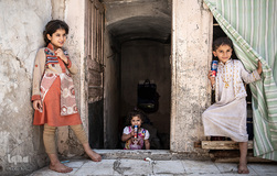 لقا می‌گوید: پنج فرزند دارم و ما در این زیرزمین زندگی می‌کنیم. ما در اینجا غذا می‌خوریم و می‌خوابیم.