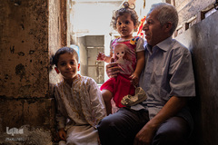 همسر لقا با دو فرزندش درورودی زیرزمین. لقا می‌گوید: مردم نمی‌توانند به این منطقه برگردند زیرا هیچ‌گونه خدماتی وجود ندارد. ما در شهر قدیم موصل هیچ امکاناتی نداریم. در این نزدیکی بیمارستان نیست. اگر به بیمارستان بروید دارو وجود ندارد. باید داروها را از بیرون بیمارستان بخرید. اگر پول نداشته باشد چگونه زندگی می‌کنید؟