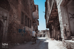 مردی سوار بر دوچرخه در شهر قدیم موصل. بیش از 300 هزار نفر از ساکنان موصل هنوز خانه‌ای برای بازگشت ندارند.