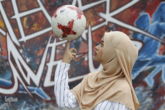 خیرالنساء دختر مالزیایی که به صورت حرفه‌ای فوتبال نمایشی را دنبال کند، او  حجاب را مانع انجام فوتبال نمایشی نمی‌داند.