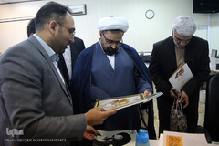 خبرنگاران مشغول کارند