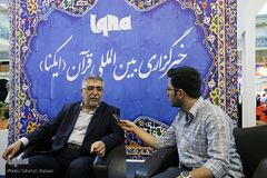 خبرنگاران مشغول کارند