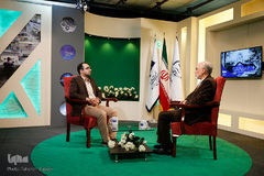 خبرنگاران مشغول کارند