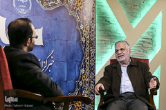 خبرنگاران مشغول کارند