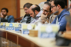 خبرنگاران مشغول کارند