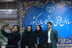 خبرنگاران مشغول کارند