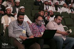 خبرنگاران مشغول کارند