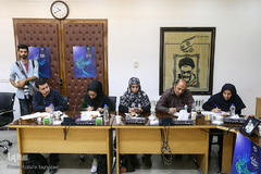 خبرنگاران مشغول کارند