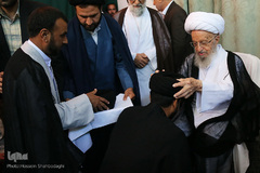 ⁨عمامه‌گذاری در بیوت مراجع هم‌زمان با روز عید غدیر⁩