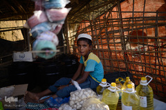 یک پناهجوی نوجوان در حال مراقبت از وسایل خود در اردوگاه بلوکهالی 