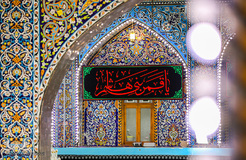 نصب پرچم های سیاه در آستان مقدس امام حسین(ع)