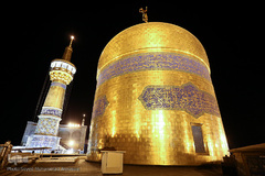 تعویض پرچم گنبد حرم رضوی در آغاز ماه محرم