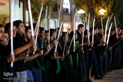 ⁨دسته‌ی عزاداری «مشق شمشیر» در قم⁩