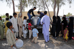 توزیع نذورات حسینی در میان گپرنشینان و اهالی فقیر روستاهای منطقه محروم جازموریان