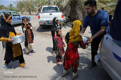 توزیع نذورات حسینی در میان گپرنشینان و اهالی فقیر روستاهای منطقه محروم جازموریان