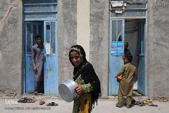 توزیع نذورات حسینی در میان گپرنشینان و اهالی فقیر روستاهای منطقه محروم جازموریان