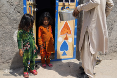 توزیع نذورات خیرین هم‌نمک در روستاها و مناطق فقیرنشین حاشیه شهر زهکلوت جازموریان